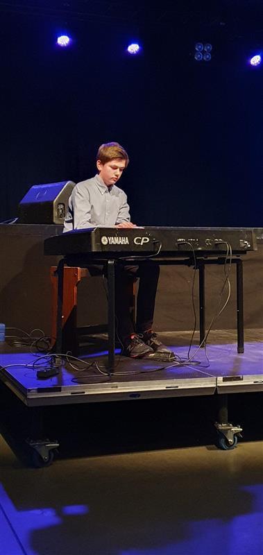 Matheus Fjell spiller piano - Klikk for stort bilde