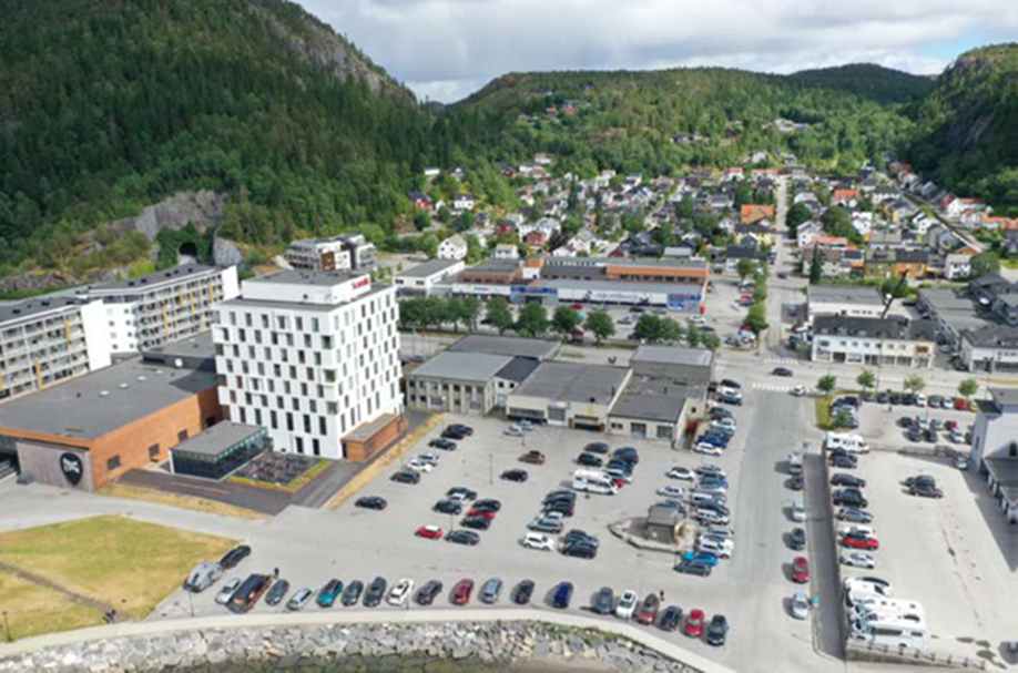 Dronebilde: oversiktsbilde over Sverresgate 33 med Rock City-bygget og hotellet. - Klikk for stort bilde