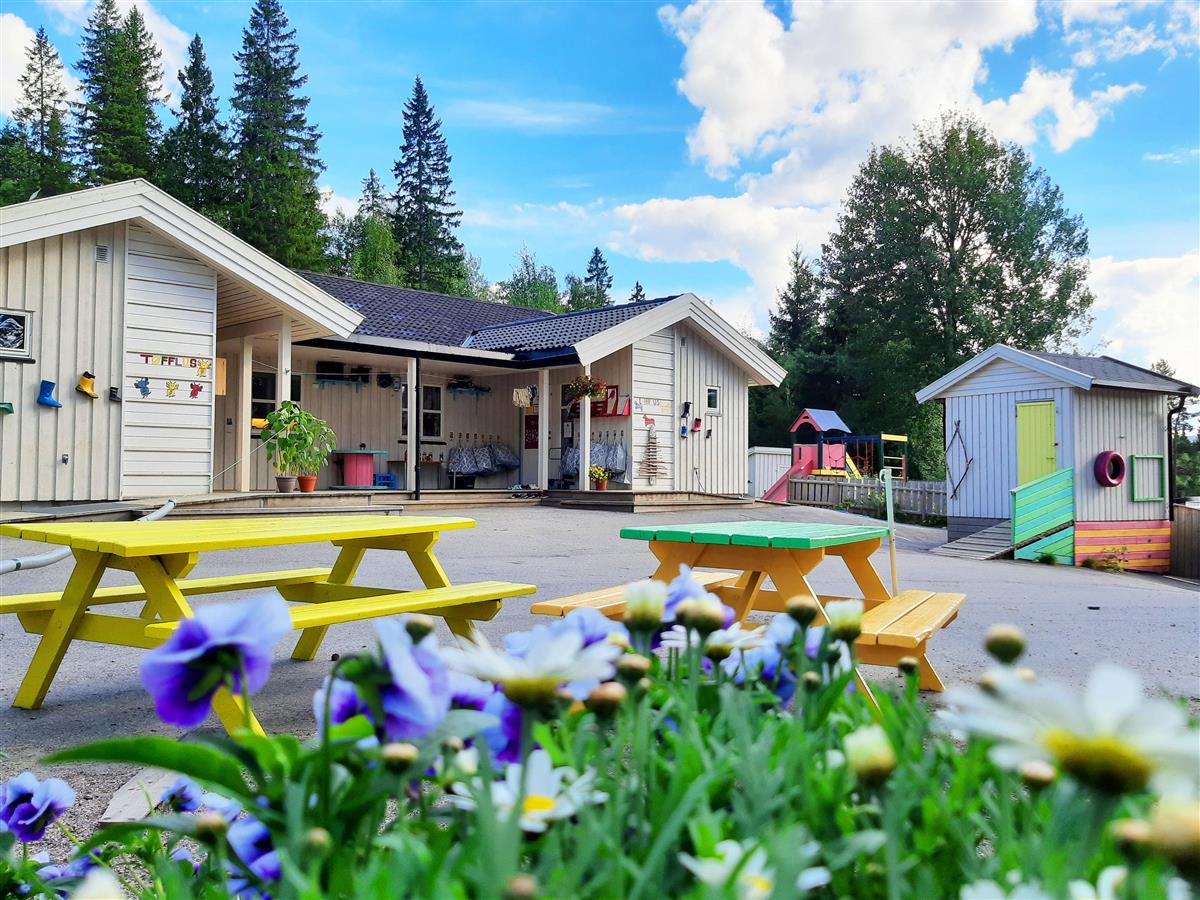 Uteområdet Bangsund barnehage - Klikk for stort bilde