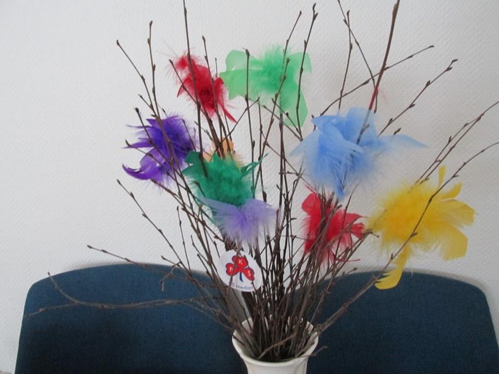 Kvister med fargede fjær på - Klikk for stort bilde