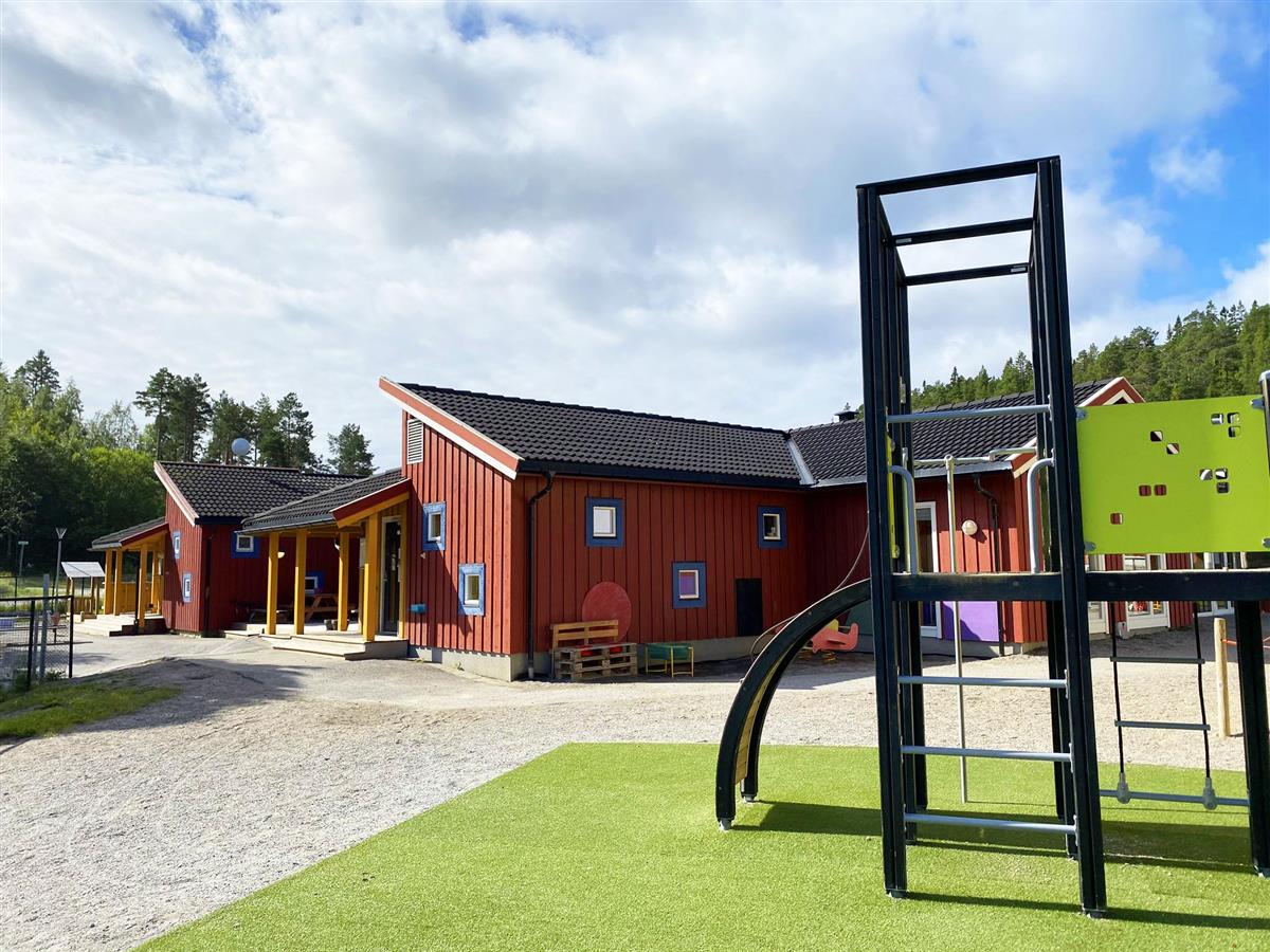 Uteområdet ved Sørenget barnehage - Klikk for stort bilde