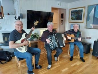 Tre herrer med gitar og trekkspill - Klikk for stort bilde