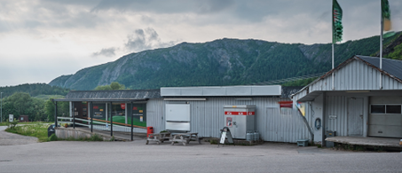 Hus med vimpler og rullestolrampe. - Klikk for stort bilde