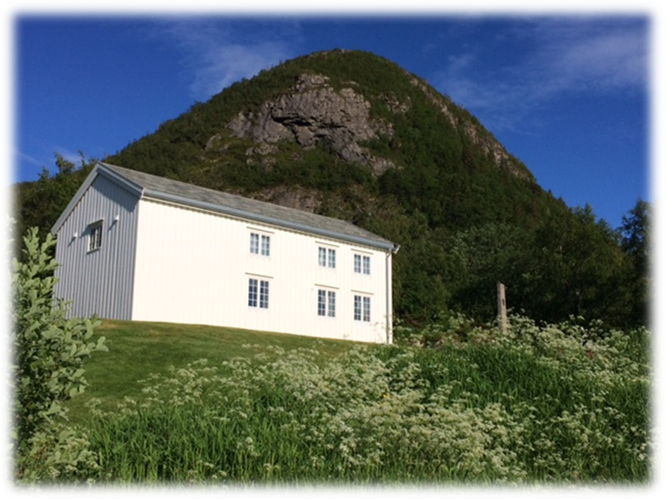 Hvitt hus med fjell i bakgrunnen - Klikk for stort bilde